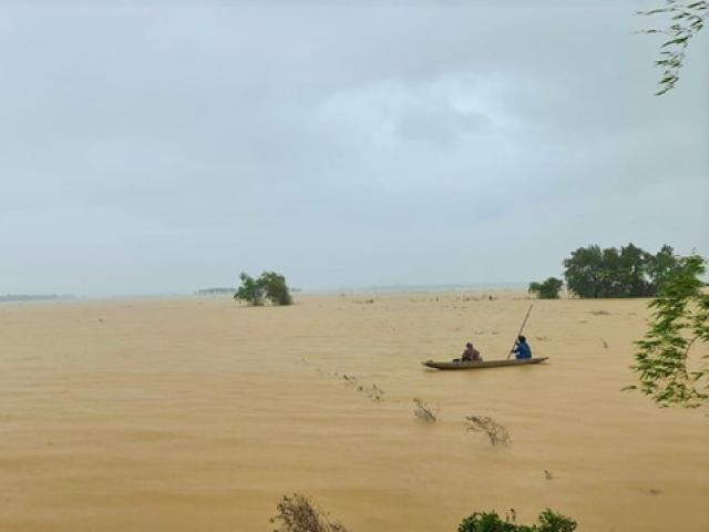 Hà Tĩnh - Quảng Bình: Nước lũ bủa vây, 4 người chết và mất tích