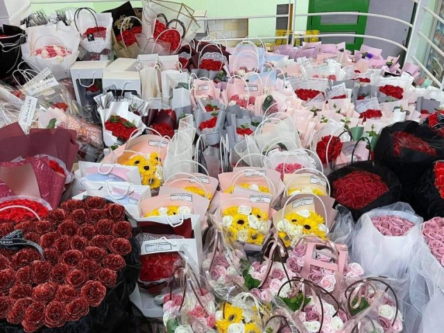 Hà Nội: Cửa hàng bán hoa, quà tặng vẫn đắt khách dù dịch bệnh