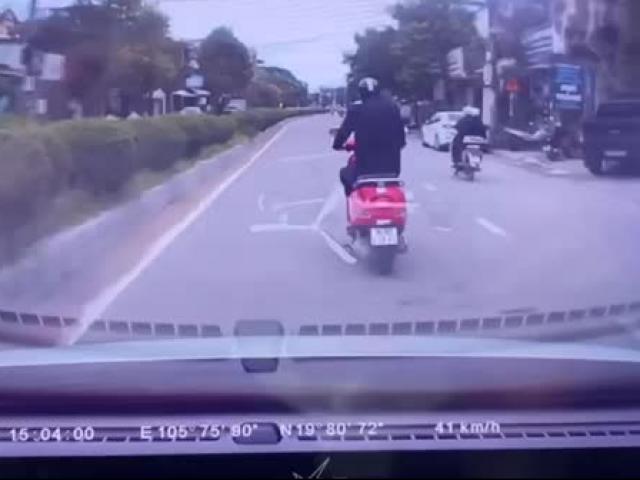 Clip: Lái xe vespa “làm trò” trước mũi ô tô