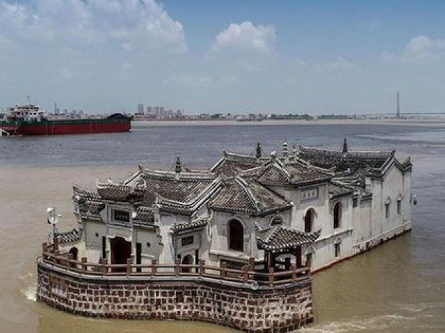 Bí ẩn ngôi chùa đứng vững giữa dòng sông dài nhất Trung Quốc ...