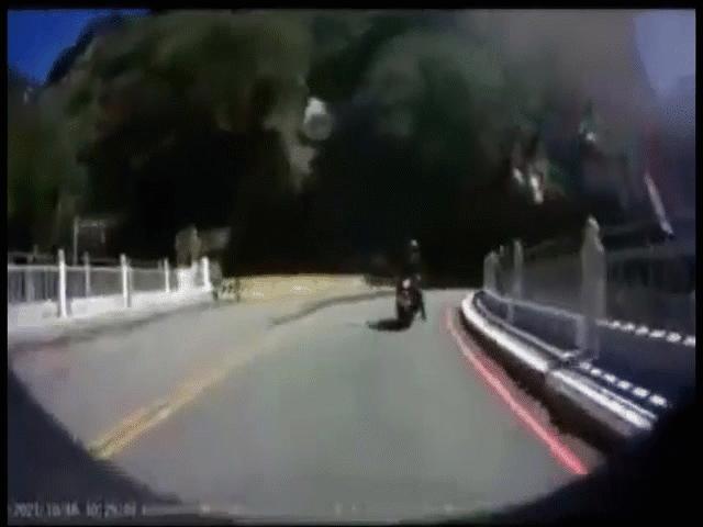 Video: Hãi hùng đá tảng bắn thẳng từ núi xuống người đi xe máy dưới đường