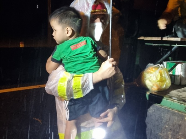 CSGT Quảng Nam ”giải cứu” hàng chục người kẹt giữa dòng nước lũ