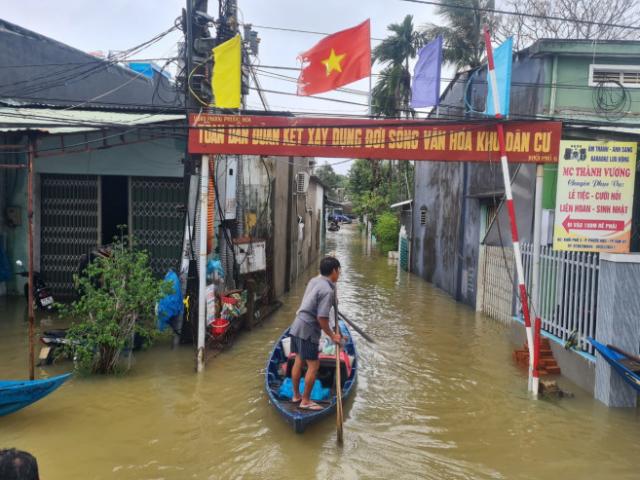 Ảnh: Nhiều tuyến đường ở Quảng Nam ngập sâu, giao thông chia cắt