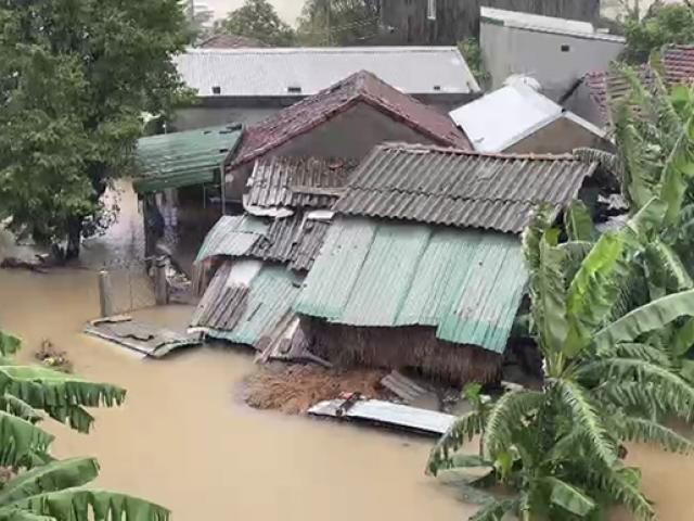 Mưa lũ chia cắt nhiều nơi ở Quảng Ngãi, 3 ngư dân mất tích