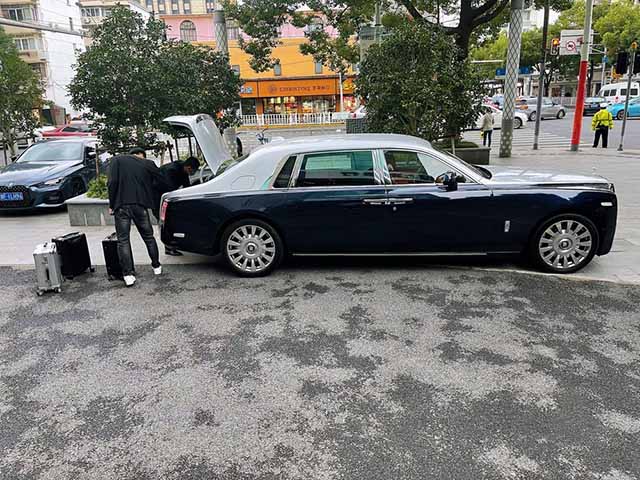 Đại gia rút 18 tỷ đồng tiền mặt bỏ vào vali, tự chở về bằng Rolls-Royce Phantom