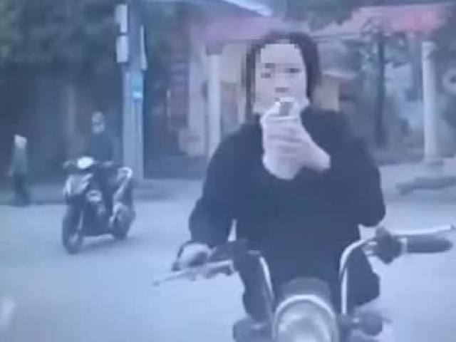 Clip: Mải mê thưởng thức đồ uống, nữ tài xế xe đạp điện tông thẳng đầu ô tô