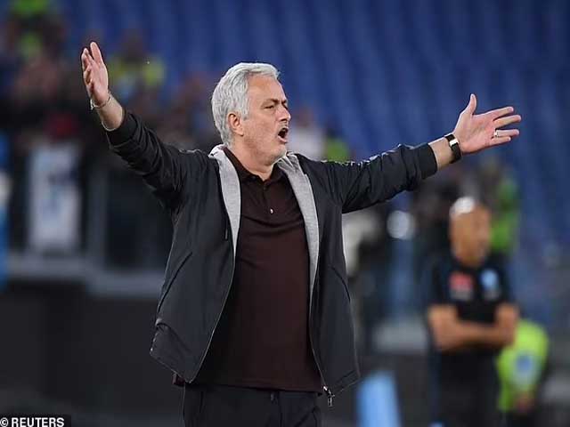 HLV Mourinho nhận thẻ đỏ ở Serie A: Nổi điên đá chai nước, khiêu khích trọng tài