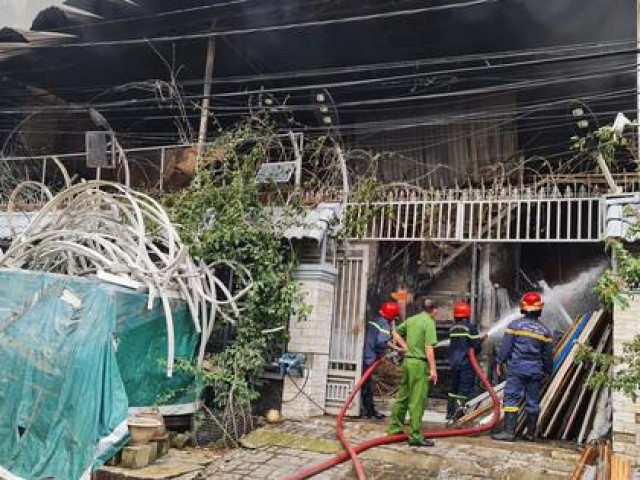 TP HCM: Một kho hàng bị ”nuốt chửng” lúc rạng sáng, cả khu dân cư náo loạn