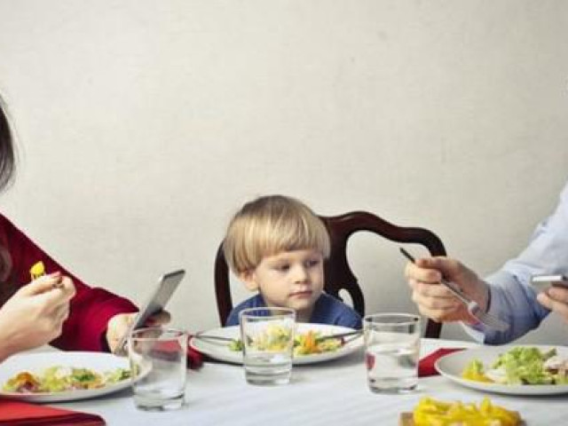 Phụ huynh tay không rời điện thoại kể cả khi ngồi ăn khiến con cái gặp phải vấn đề nghiêm trọng này
