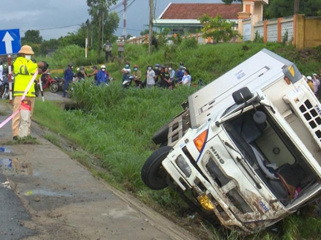 Ô tô đông lạnh lao vào lề, tông chết người đang dắt bộ xe máy