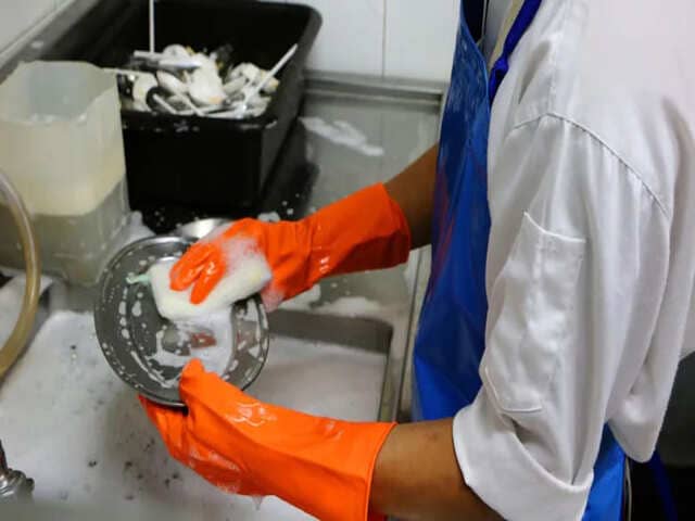 Thiếu lao động trầm trọng, nhân viên rửa bát được ”săn lùng” với mức lương hơn 1 tỷ/năm
