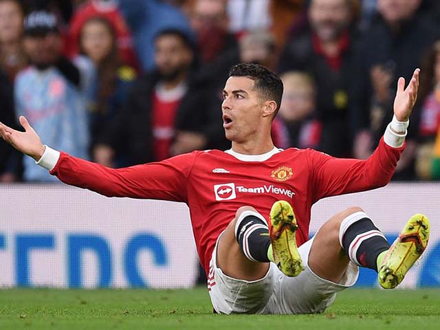 ”Đại ca” Ronaldo kêu gọi cầu thủ MU ủng hộ Solskjaer, bị dư luận cười nhạo