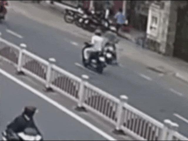 Clip: Khoảnh khắc ô tô mất lái, tông trúng hàng loạt xe máy ở Vũng Tàu