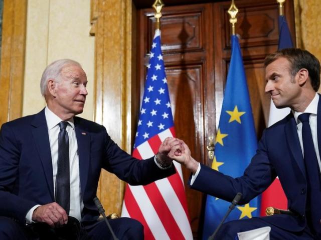 Mặt đối mặt với Tổng thống Pháp, ông Biden thừa nhận sai lầm