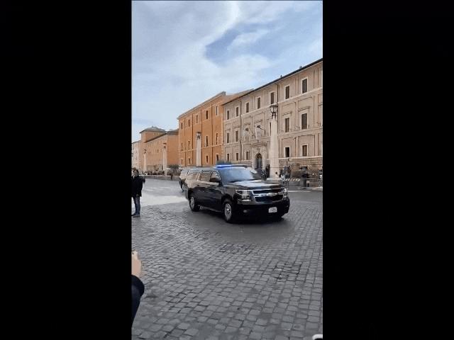 Video: Đoàn xe dài bất thường hộ tống ông Biden tại Italia