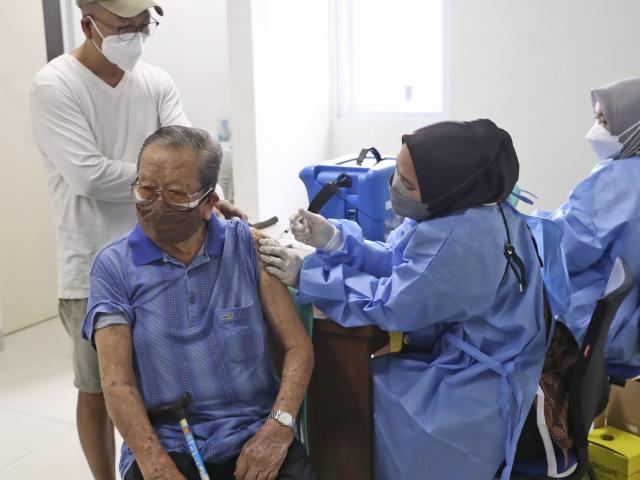 Quốc gia đầu tiên trên thế giới phê duyệt khẩn cấp vắc xin Novavax 
