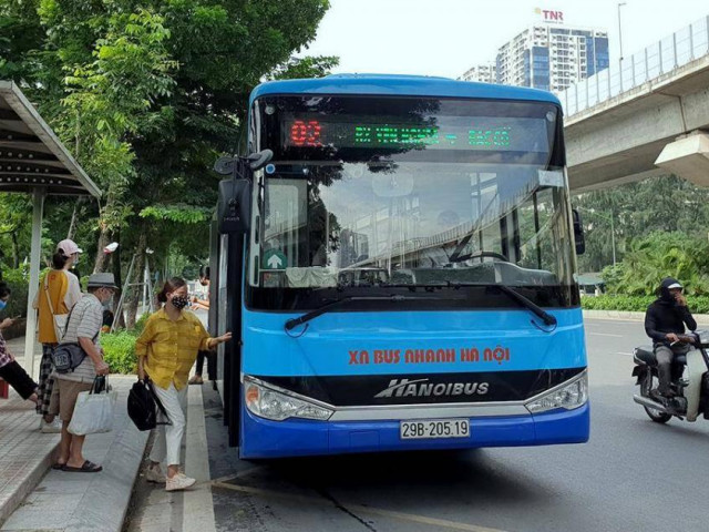 Hà Nội: Xe buýt nhộn nhịp trở lại, phải “bỏ khách” giờ cao điểm