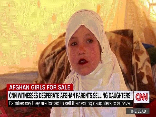 ”Đừng đánh con tôi”, video đau lòng cảnh cha khóc ròng khi bán con gái ở Afghanistan