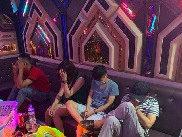 Phát hiện 18 khách ”xả stress” trong quán karaoke ở phố Kim Mã