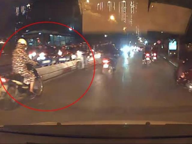 Clip: Thót tim với cảnh nữ tài xế gặp họa ngã gục trước đầu ô tô vì va phải xe chạy trái luật