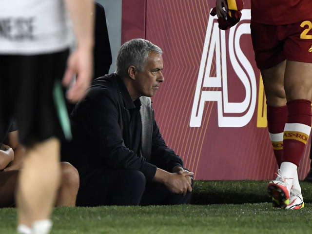 AS Roma thoát thua đội ”tí hon”, Mourinho được thể ”cà khịa” trọng tài