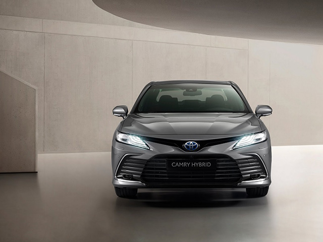 Toyota Camry Hybrid 2022 trình làng, thêm trang bị, giá rẻ hơn