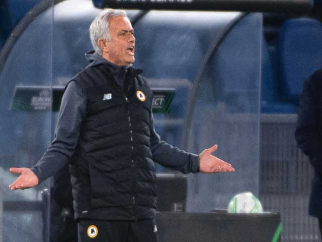 Roma - Mourinho thua ngược gây sốc: ”Người đặc biệt” chửi phóng viên, nổi cáu với học trò