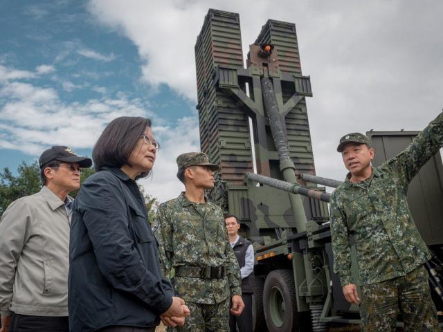 Nghị sĩ Mỹ đáp máy bay quân sự tới Đài Loan: TQ lập tức điều chiến đấu cơ ”đáp lễ”