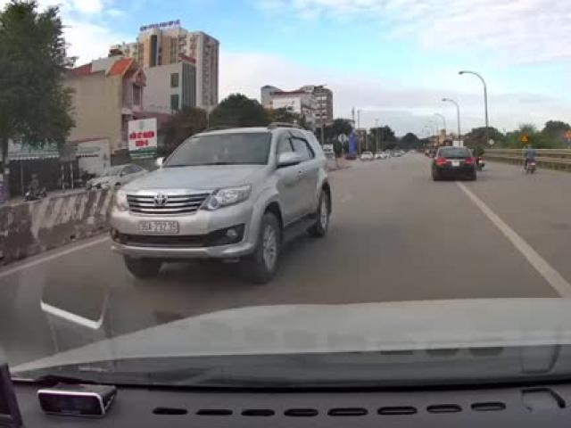 Clip: Ô tô Fortuner chạy ngược chiều vun vút, xe con vội dạt phải tránh tai họa