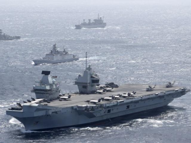 Tàu ngầm Trung Quốc bị phát hiện khi bám đuôi tàu sân bay Anh ở Biển Đông