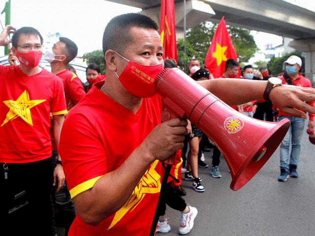 Cổ động viên nhuộm đỏ phố phường Hà Nội trước trận đấu Việt Nam - Nhật Bản