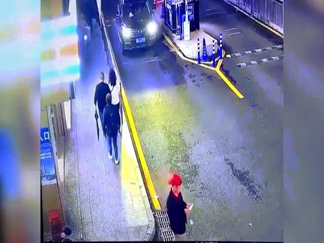 Video: Giật mình chứng kiến khoảnh khắc người phụ nữ bị cửa kính rơi trúng đầu