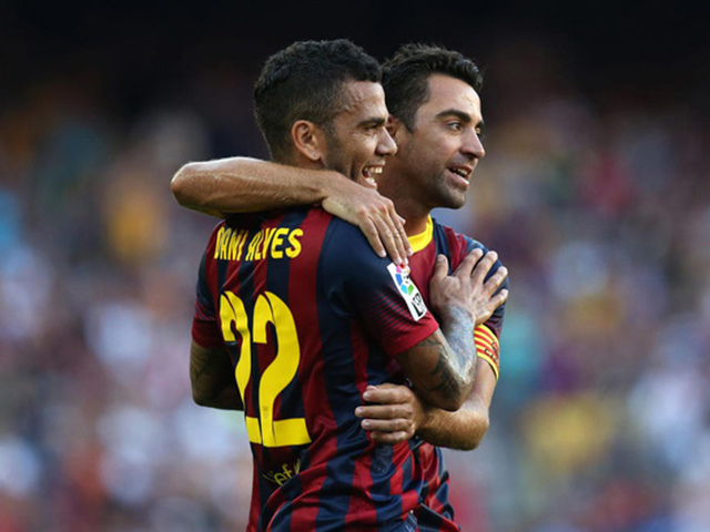 Choáng nặng Alves nhận lương tháng ở Barca chưa bằng 1 bát phở Việt Nam