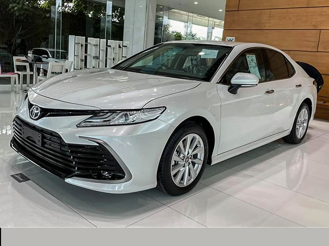 Toyota Camry bản tiêu chuẩn tại đại lý ở Thái Lan, sớm xuất hiện tại Việt Nam