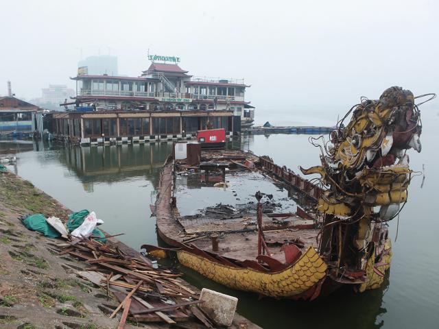 Ảnh: Tháo dỡ xác “tàu ma” hoang phế nhiều năm ở hồ Tây