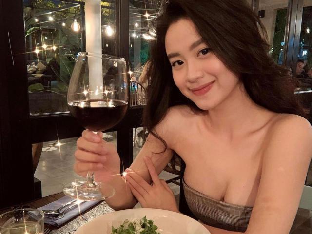 ”Hot girl tạp hoá xứ Thanh” mặc gợi cảm hơn sau 2 năm ”mất tích” trên mạng xã hội