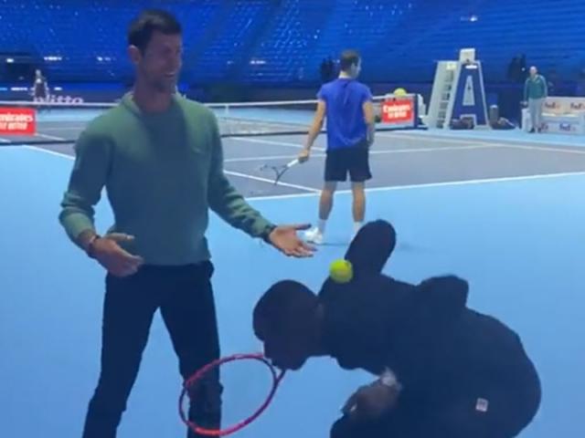 Djokovic ”mắt tròn mắt dẹt” xem sao Tik Tok biểu diễn tennis bậc thầy