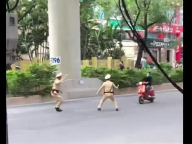 Clip: “Thông chốt” gặp CSGT, lái xe vespa ngã như “cây chuối đổ”