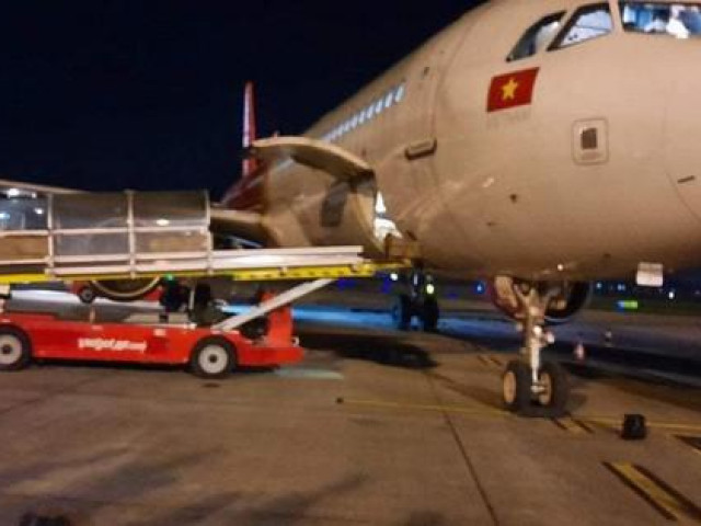 NÓNG: Hai máy bay va chạm tại sân bay Nội Bài