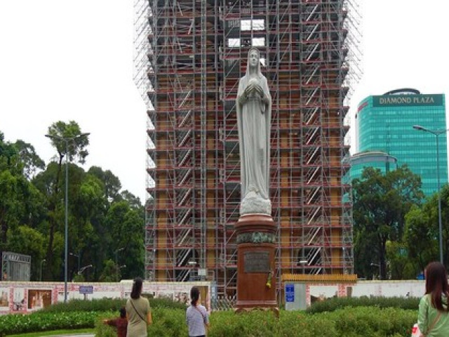 Ngày đầu Nhà thờ Đức Bà Sài Gòn mở cửa trở lại sau 6 tháng giãn cách