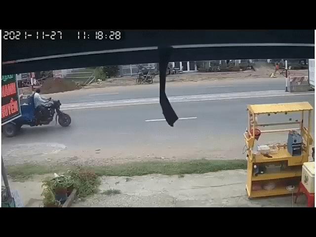 Clip: Xe tải phóng nhanh phanh gấp quay ngang giữa đường