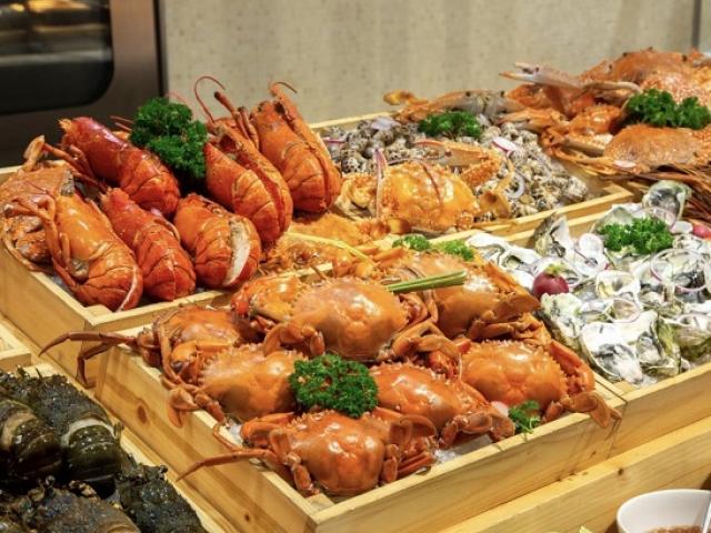 Buffet khách sạn 5 sao bất ngờ tung voucher giảm giá 50%, tặng kèm rượu vang và tôm hùm