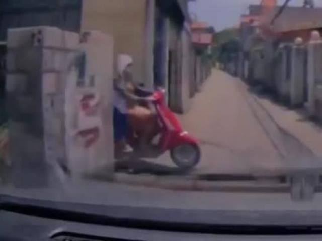 Clip: “Ninja” đi xe vespa bất thình lình lao ra từ ngõ, bị ô tô húc bay