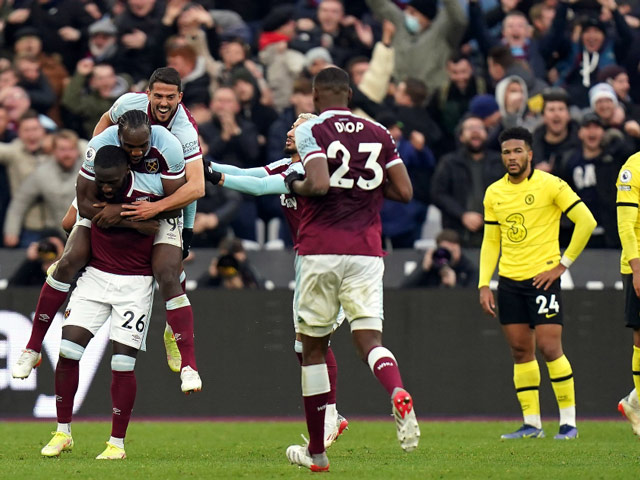 Cực nóng bảng xếp hạng Ngoại hạng Anh: Man City soán ngôi Chelsea, MU hưởng lợi từ Liverpool