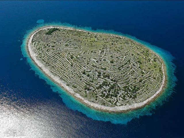 Tưởng là hòn đảo bình thường nhưng hình dạng từ trên cao khiến ai cũng phải kinh ngạc