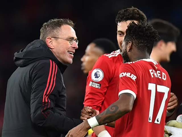 Fred bỗng nhận cảnh báo từ HLV Rangnick, bị Fernandes - De Gea ”đùa dai”