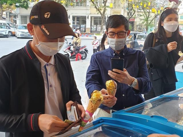 Xuất hiện kem dát vàng gây sốt giới trẻ Hà Nội, giá “chát” vẫn xếp hàng ăn thử