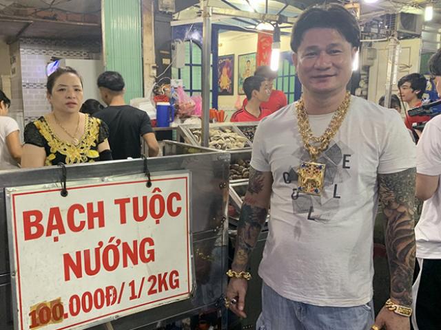 Chủ quán ốc Sài Gòn ”chơi trội”, đeo 116 cây vàng trị giá gần 7 tỷ lên người đứng đón khách