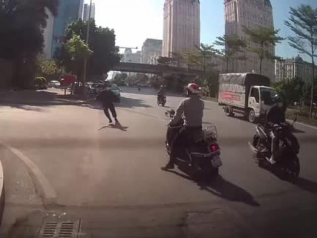 Quay xe tránh chốt cảnh sát bất thành, tài xế xe máy bị xử lý thế nào?