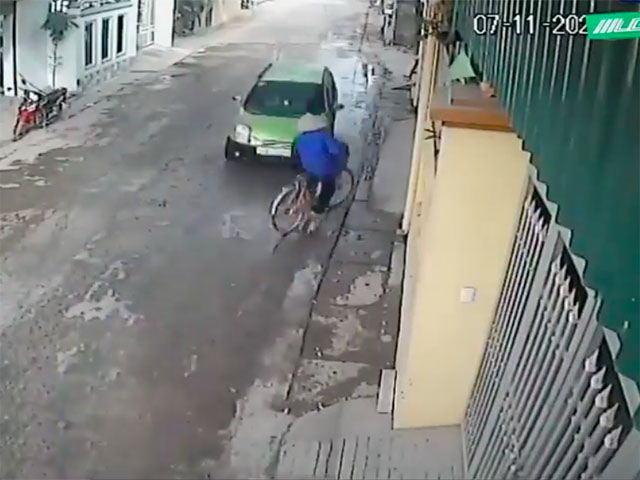 Tài xế ô tô bất cẩn thiếu quan sát, suýt đâm trúng người đi xe đạp